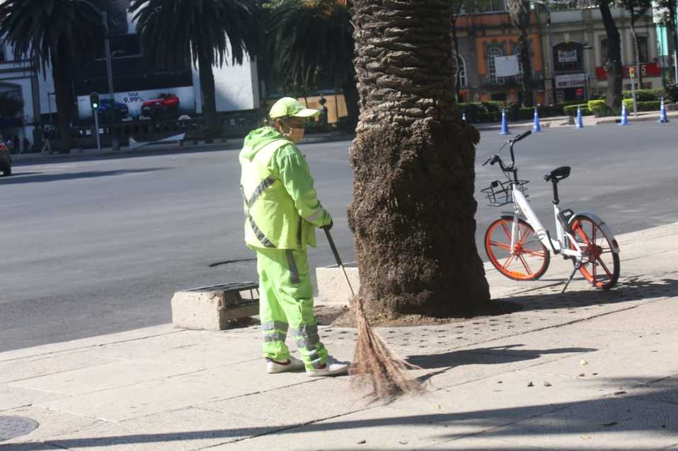 Personal de limpieza laborando en plena contingencia en CdMx./ Juan Carlos Bautista