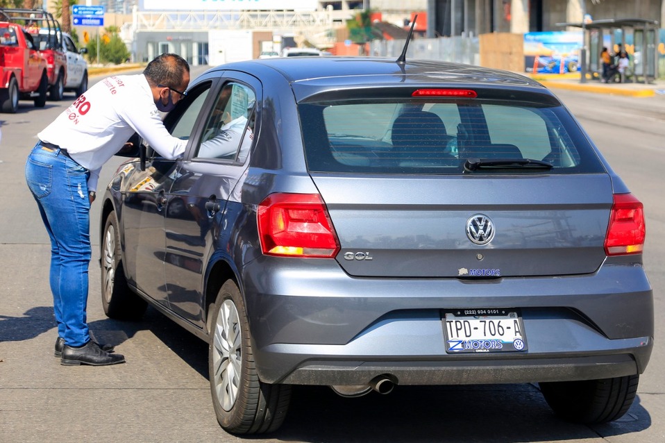 Personal de la SMT detiene a un vehículo durante un operativo del programa Hoy No Circula. (Andrés Lobato)