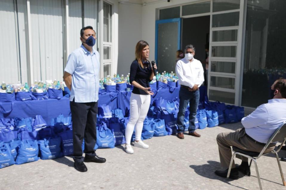 El senador Víctor Fuentes entregó junto a diputados locales 300 despensas para ser distribuidas a comunidades vulnerables. Foto: Especial.