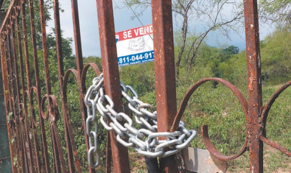 Algunos terrenos se encuentran resguardados con cadenas y candados. Leonel Rocha