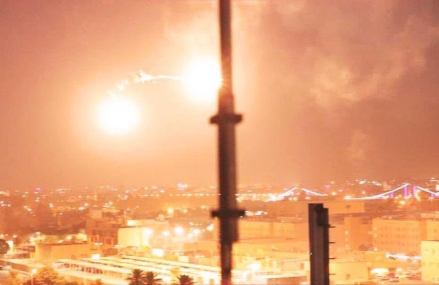 El ataque se produce en la Zona Verde de Bagdad, cerca de la embajada de EU. (@HaiderAhmedHA)