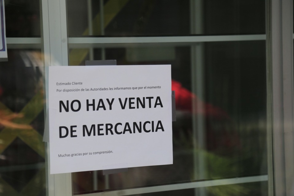 Casas de empeño colocaron un letrero donde se anuncia que no hay venta de mercancía. (Andrés Lobato)