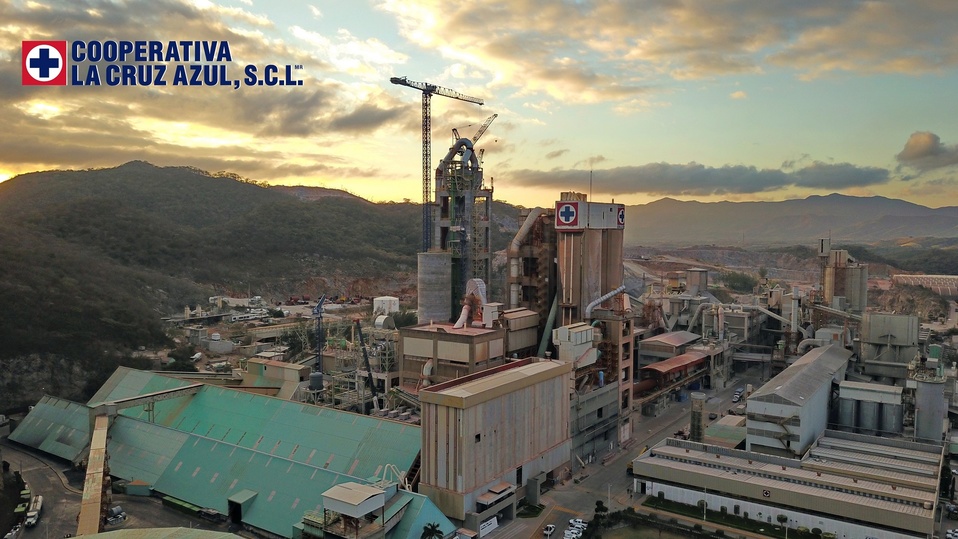 Cooperativa La Cruz Azul invierte permanentemente en la actualización de sus plantas y molinos, así como en la modernización de nuevas tecnologías. Co