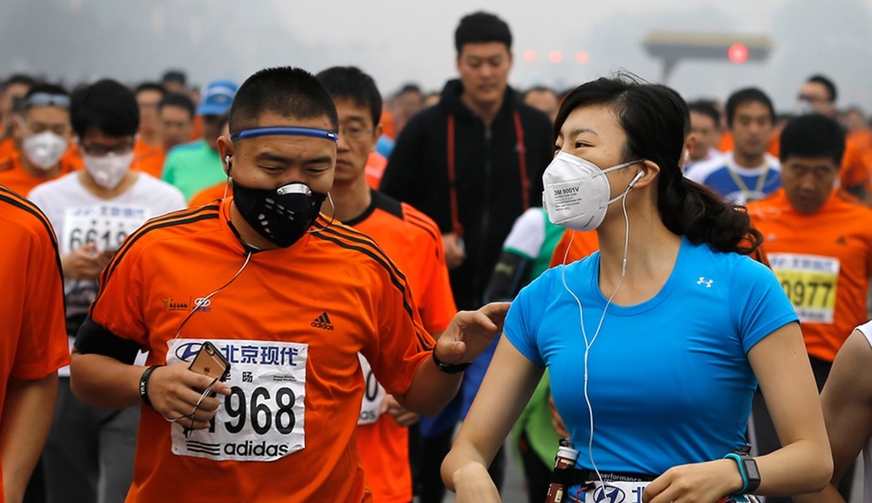 Corredores con tapabocas (AP/Reuters)