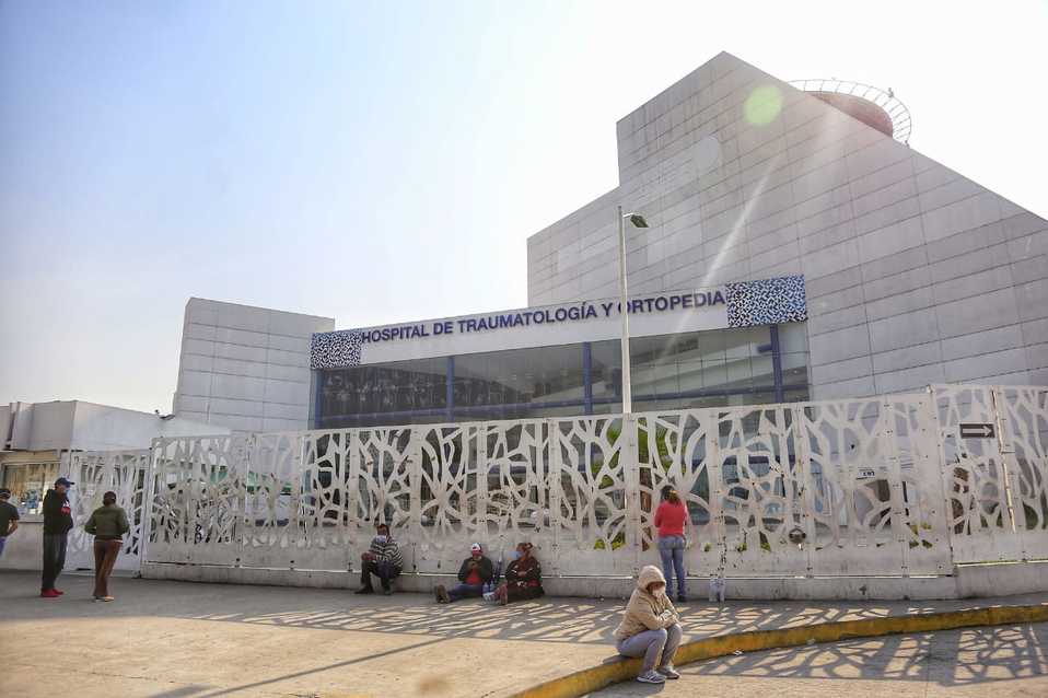 Familiares de pacientes infectados por el covid-19, esperan a las afueras del Hospital de Traumatología y Ortopedia. (Andrés Lobato)