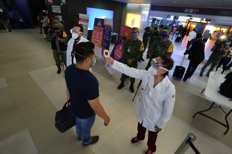 Filtros para detectar covid-19 en el Aeropuerto Internacional Mariano Escobedo. Foto: Roberto Alanís.