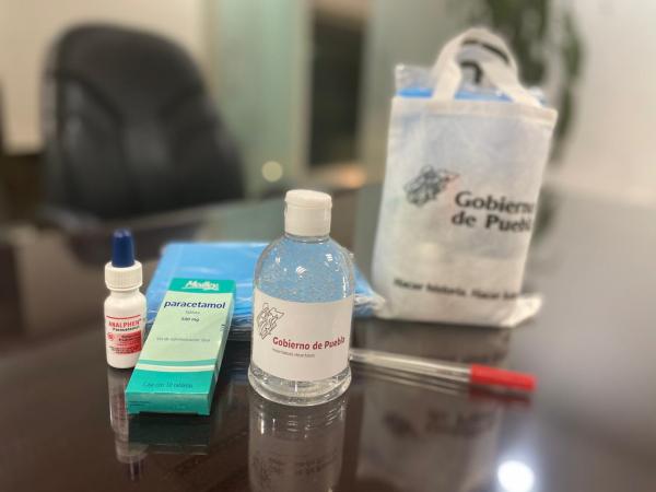 Los kits, contienen un frasco de gel antibacterial, un termómetro clínico, una caja de comprimidos de paracetamol y una dotación de cubrebocas. (Espec