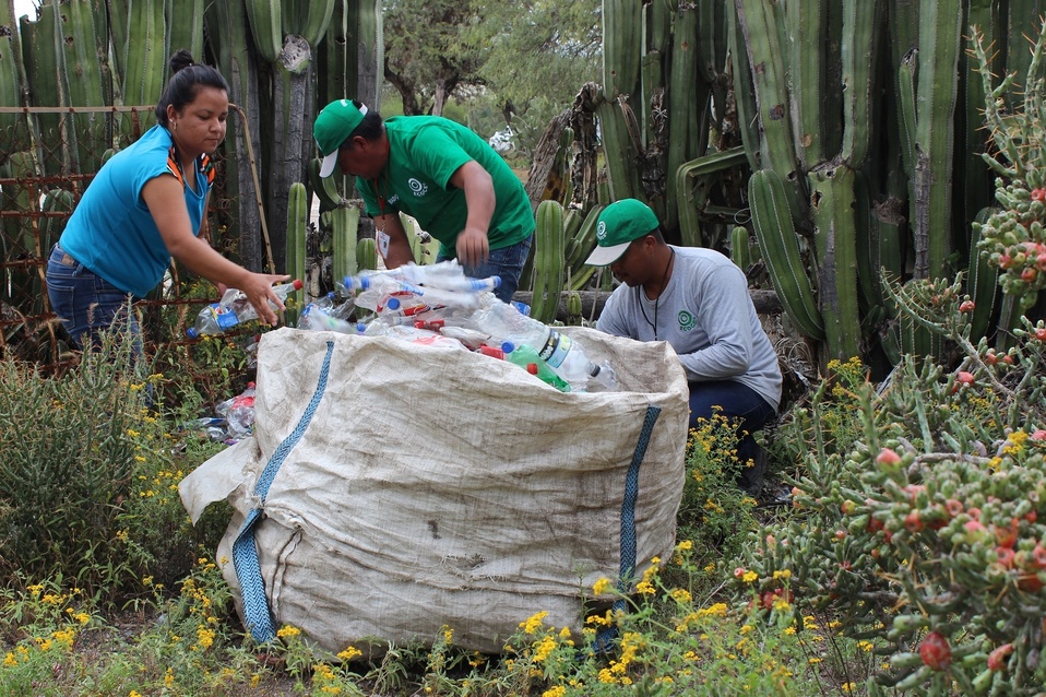 La labor de los trabajadores de limpia y de las plantas recicladoras contribuyen a preservar el medio ambiente. Cortesía