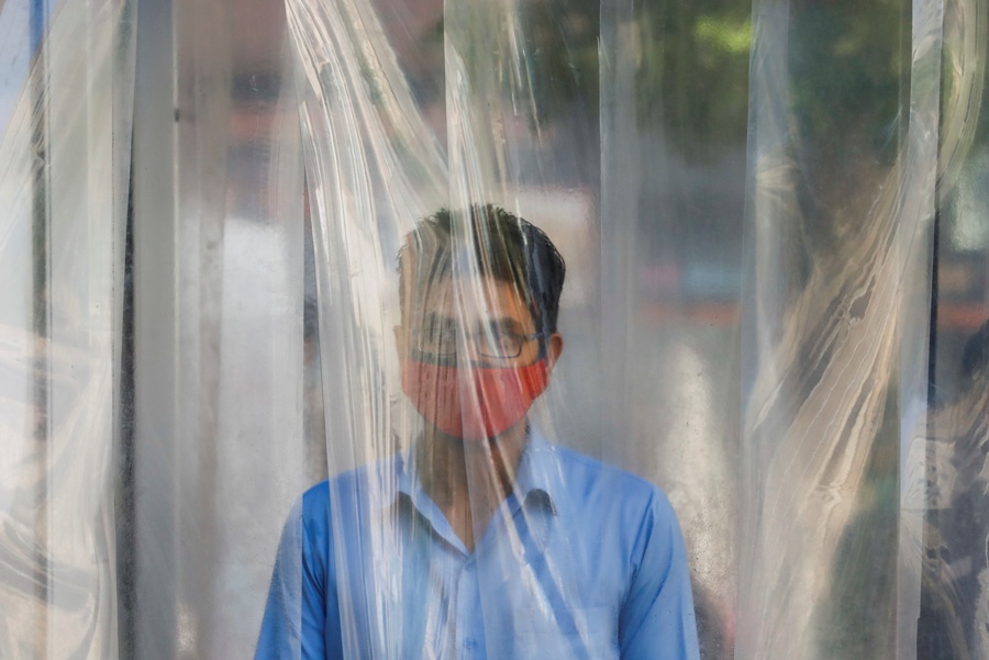 La mayoría de la población mundial sigue siendo susceptible al virus, advirtieron. (Reuters)
