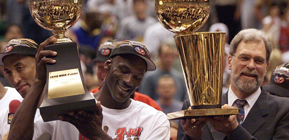 Michael Jordan y Phil Jackson tras el título de Chicago Bulls en 1998 (Reuters)