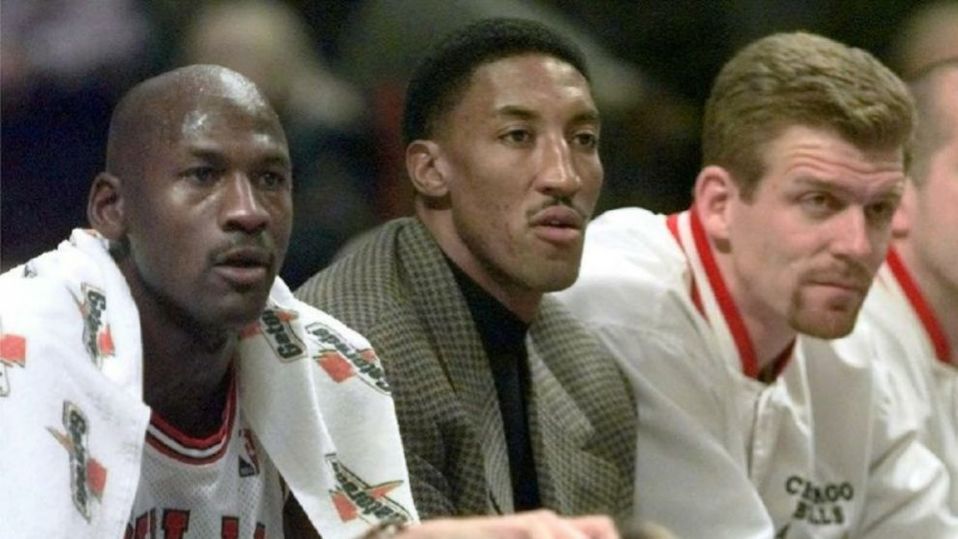 Michael Jordan, Scottie Pippen y Joe Kleine (AP)