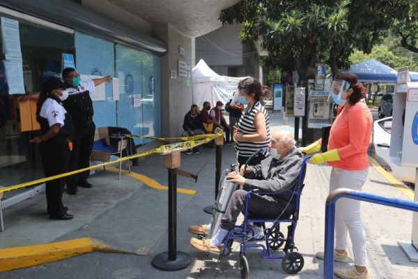 Pacientes con síntomas de covid-19 acuden al INER para solicitar una prueba diagnóstico del virus. |Javier Ríos