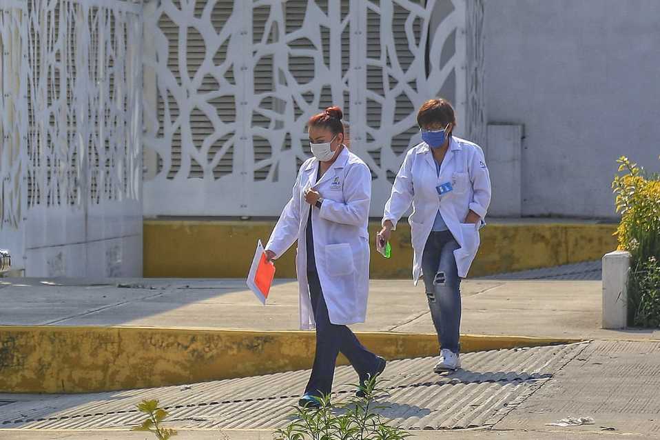 Personal médico llega a laborar  a un hospital covid-19. (Andrés Lobato)