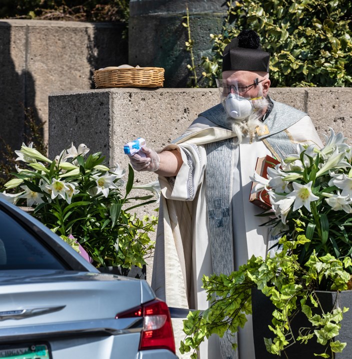El sacerdote Tim Pelc 'dispara' agua bendita para bendecir de forma segura. (Facebook St. Ambrose Parish)