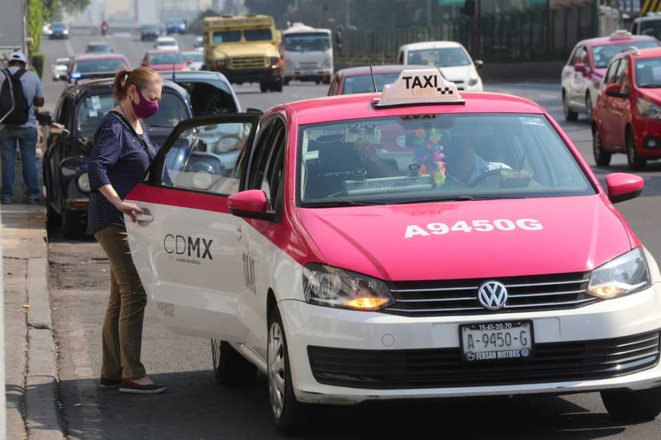 Servicio de Taxis de CdMx durante cuarentena por coronavirus. (Javier Ríos)