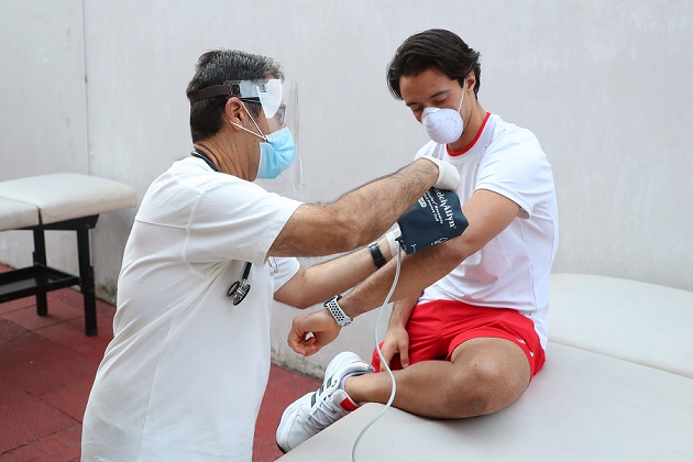 Toño Rodríguez realizando las pruebas médicas (Fernando Carranza)