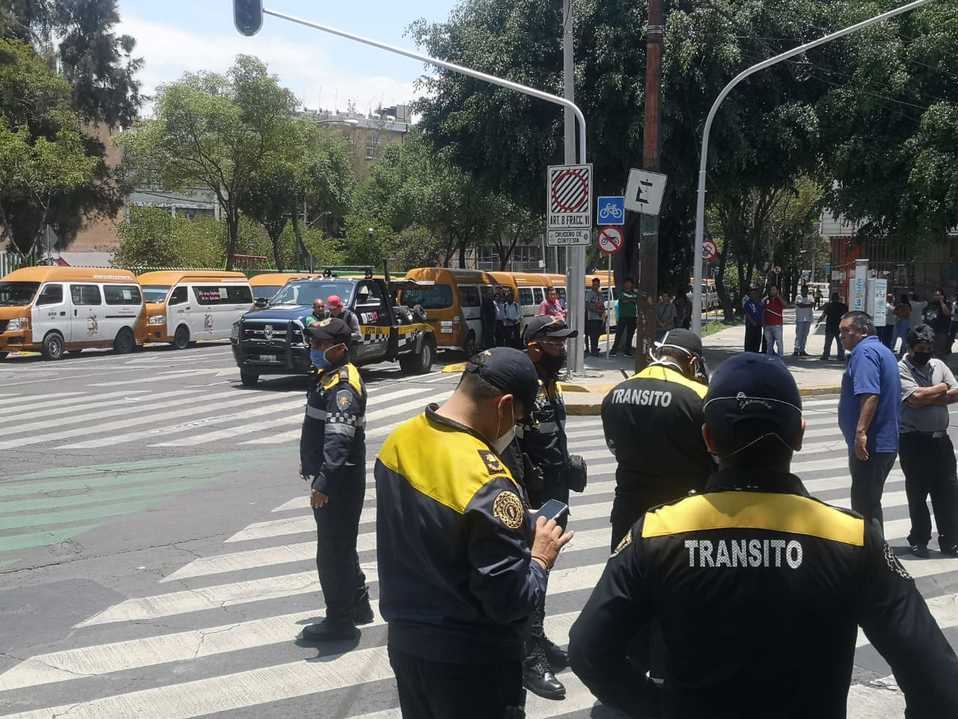 Los choferes estacionarios sus unidades en sobre 20 de Noviembre y Cadena./ César Velázquez