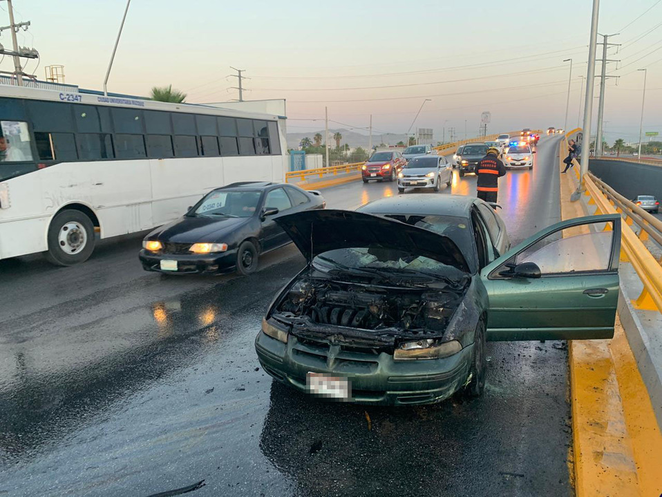 Los conductores trataron de controlar le fuego, pero fue demasiado intenso. (Especial)