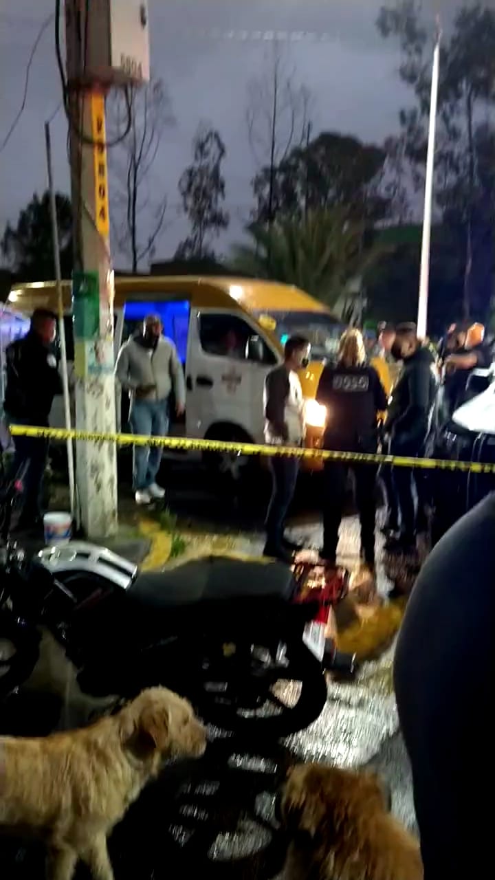 El copiloto murió y el conductor está lesionado.