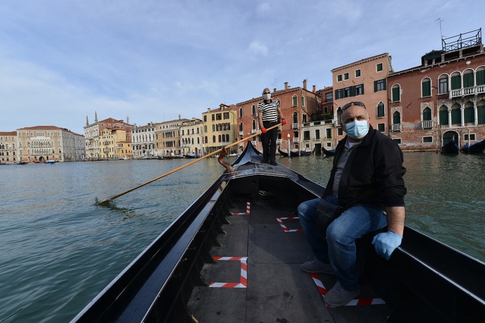 Las góndolas volvieron al Gran Canal para transportar a los habitantes locales, debido a la ausencia de turistas por el coronavirus. (AFP)