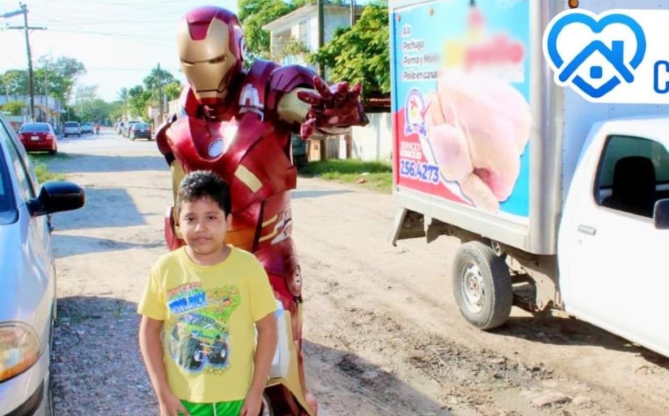 Iron Man entrega despensas en Tamaulipas.