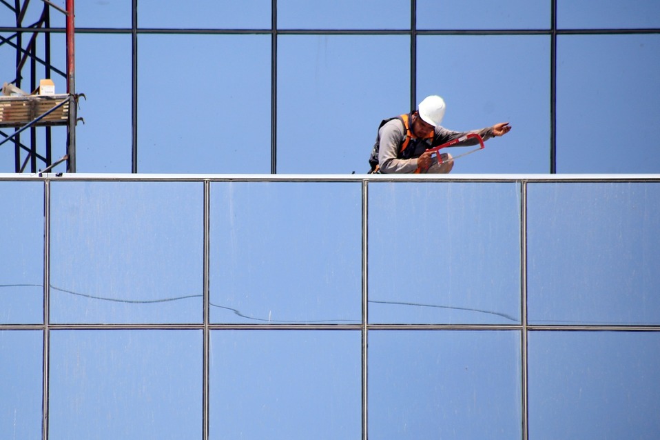 Sin medidas sanitarias, un obrero de la construcción, labora este día en lo alto de un edificio en la zona Angelópolis. (Andrés Lobato)