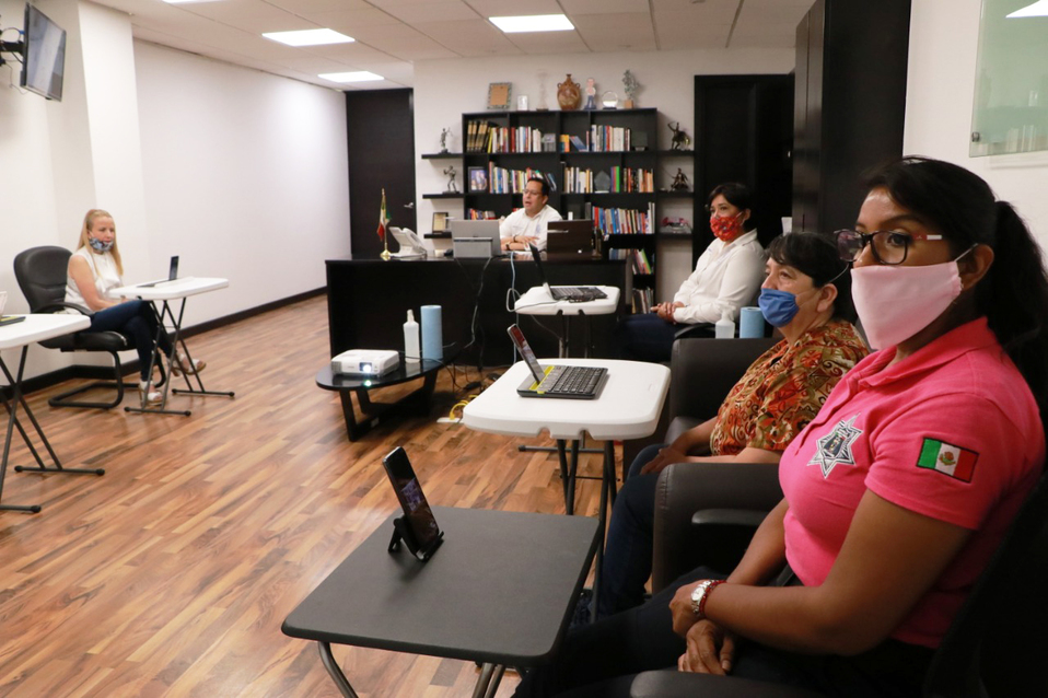 Durante la plática se resaltó que el uso de cubrebocas es un artículo “moderno” que no debe faltar en el bolso de las mujeres. Foto: Especial.