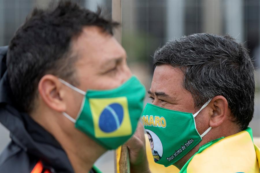 Los simpatizantes de Bolsonaro no están de acuerdo con las medidas de confinamiento por coronavirus en Brasil. (EFE)