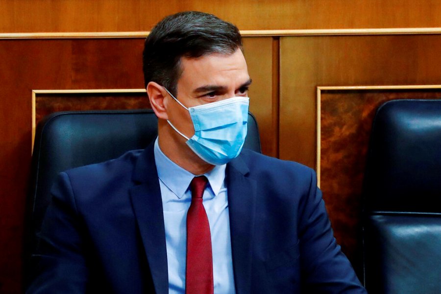 En su discurso ante el Congreso, Sánchez también pidió disculpas por los "errores propios". (AP)