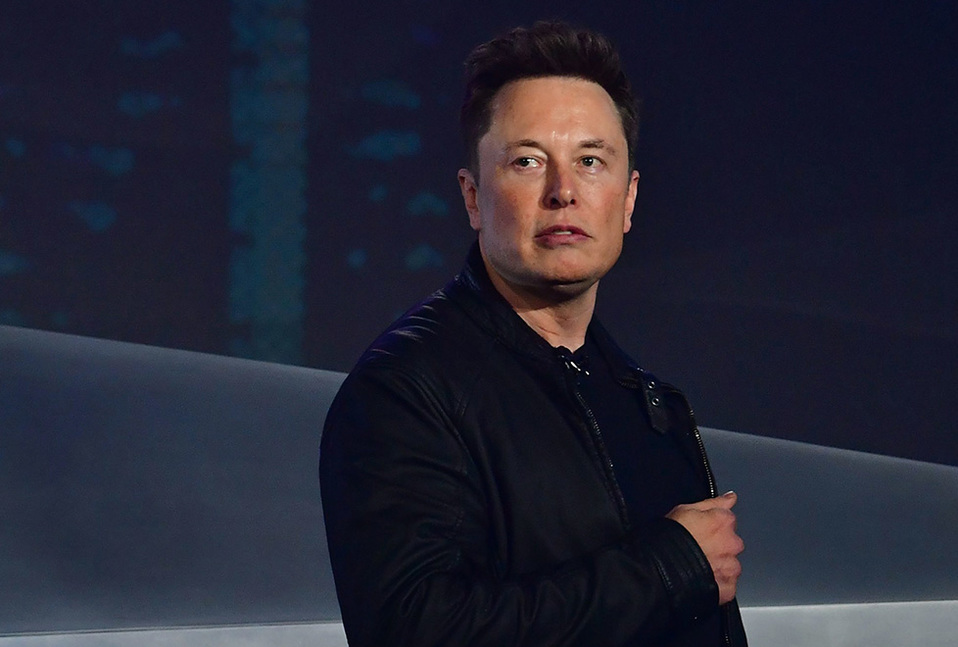 Elon Musk CEO de Tesla, reta a las autoridades al reabrir su planta