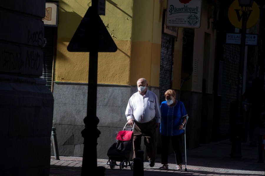 España impuso el uso obligatorio de mascarillas en espacios públicos. (AP)