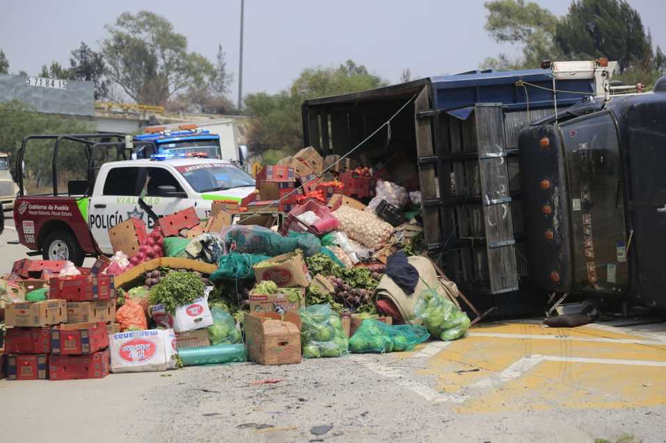 Vuelca camioneta con verduras en la México-Puebla- Grupo Milenio