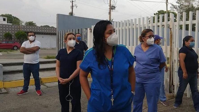 Protestan trabajadores de Hospital de Pemex en Veracruz