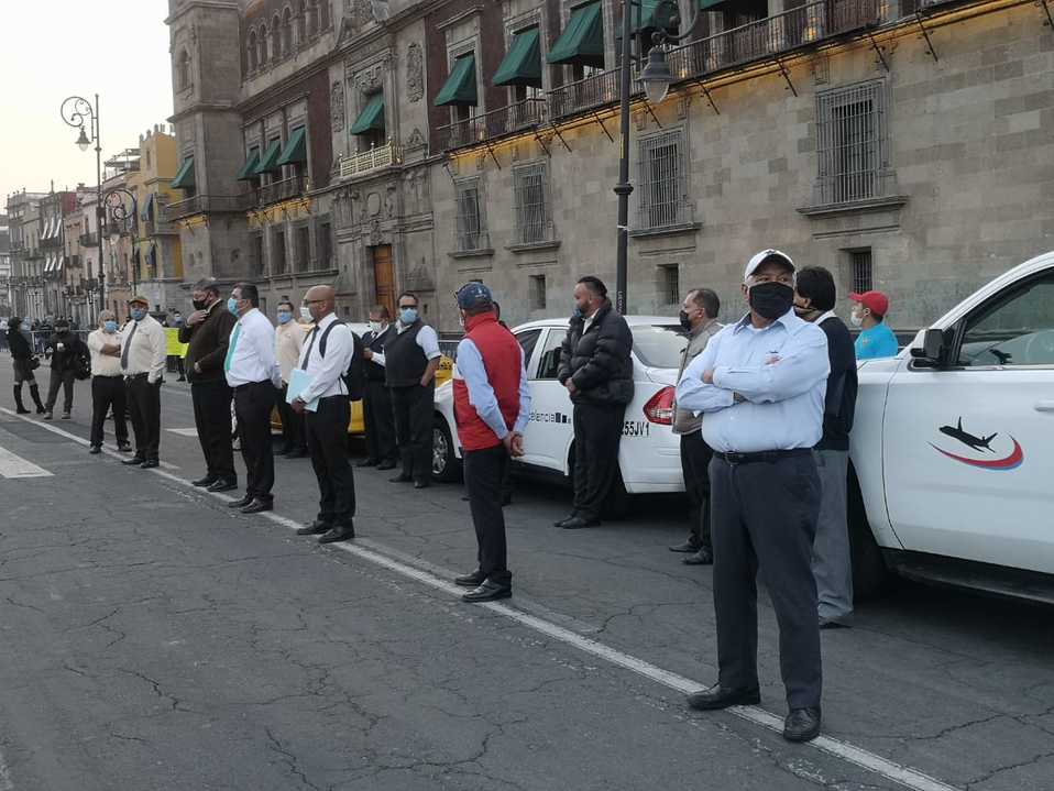 Taxistas del AICM piden apoyos económicos al gobierno Federal. (César Velázquez)