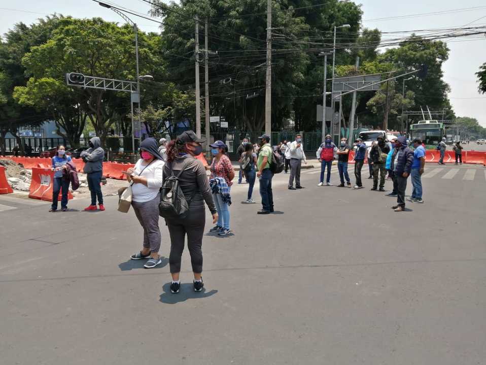 Trabajadores de la Universidad de Chapingo en el bloqueo de avenida Cuauhtémoc. (Anwar Nájera)