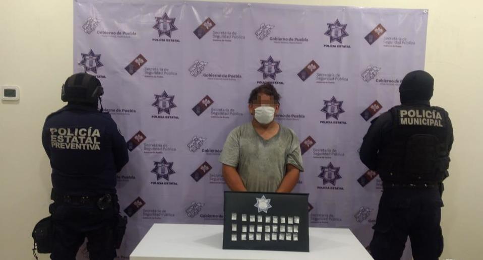 Los agentes encontraron 27 bolsas pequeñas que contenían polvo blanco con las características de la cocaína.