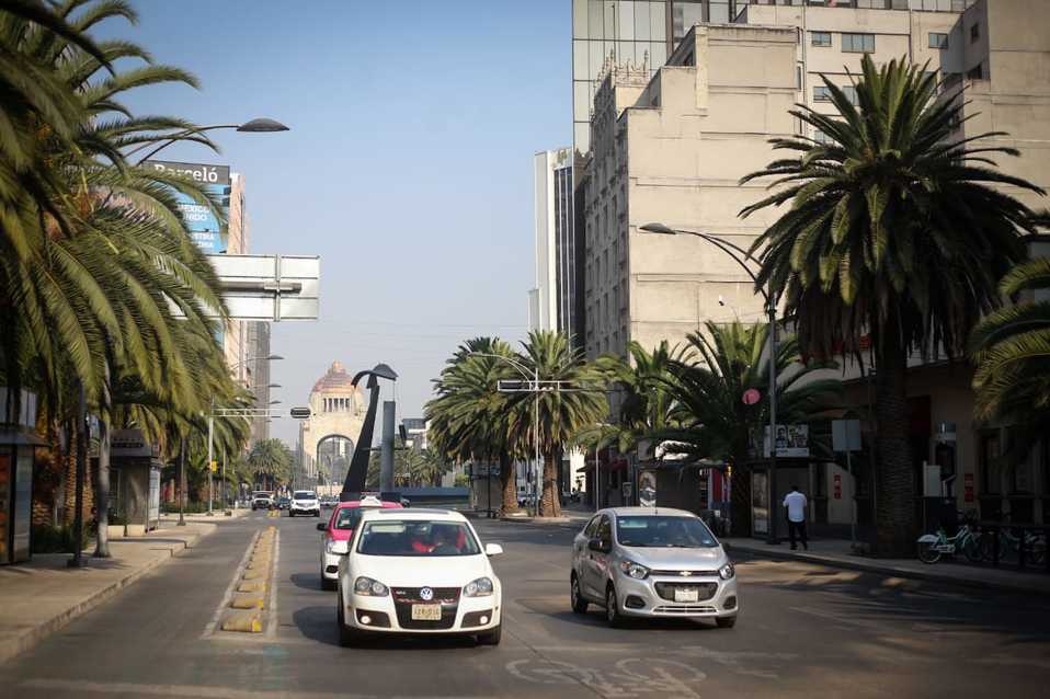 La calle de Juárez, una de las calles más transitada del Centro Histórico, luce con tráfico vehicular moderado. (Araceli López)