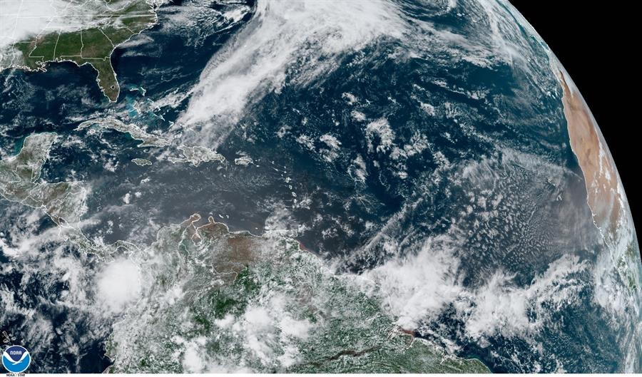 Fotografía del clima en el océano Atlántico este jueves. (EFE/NOAA)