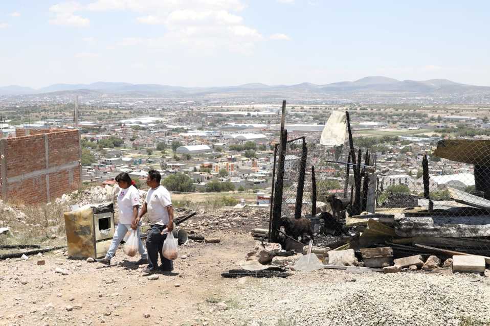 Herlinda y Gregorio a un costado de la vivienda que perdieron tras el incendio. (Cortesía: Blanka Gutiérrez)