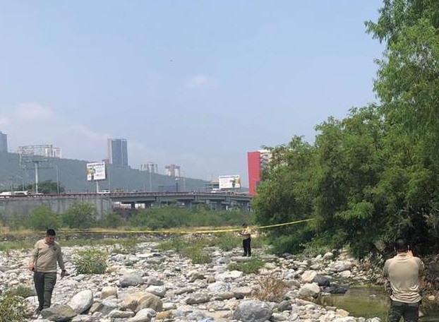 Un hombre que caminaba a la orilla del río encontró el cuerpo. Foto: Especial.