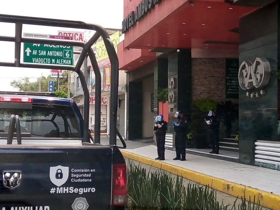 Los policías resguardan un hotel tras extorsión (Especial)