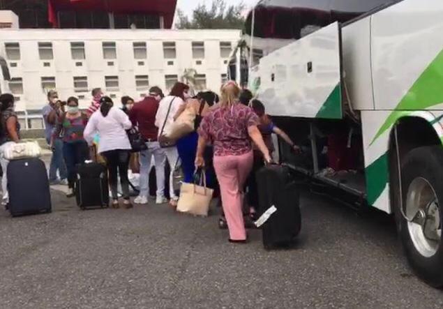 Los médicos llegaron en un avión de la Fuerza Aérea. (Isabel Zamudio)
