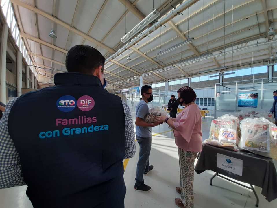 Sector constructor beneficia con despensas a familias leonesas