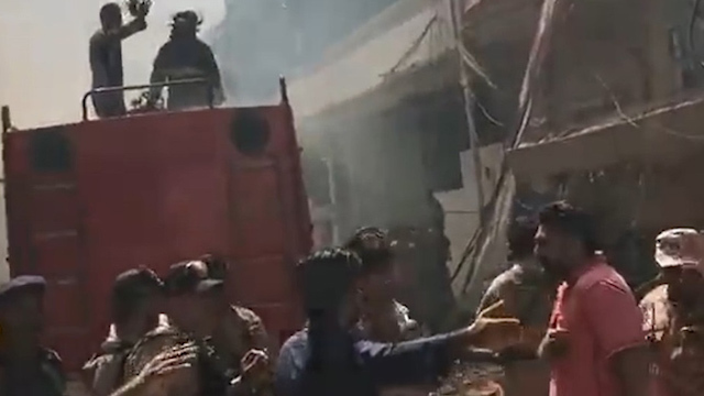Avión se estrella con 107 personas en Pakistán