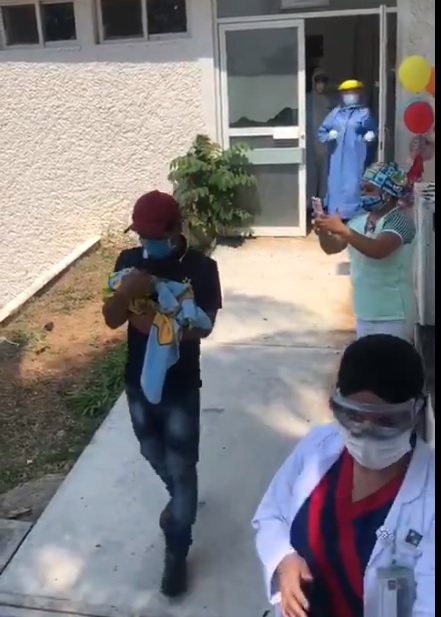 El bebé fue recibido por su padre, quien tocó la "campana de la vida".  (Captura de pantalla)