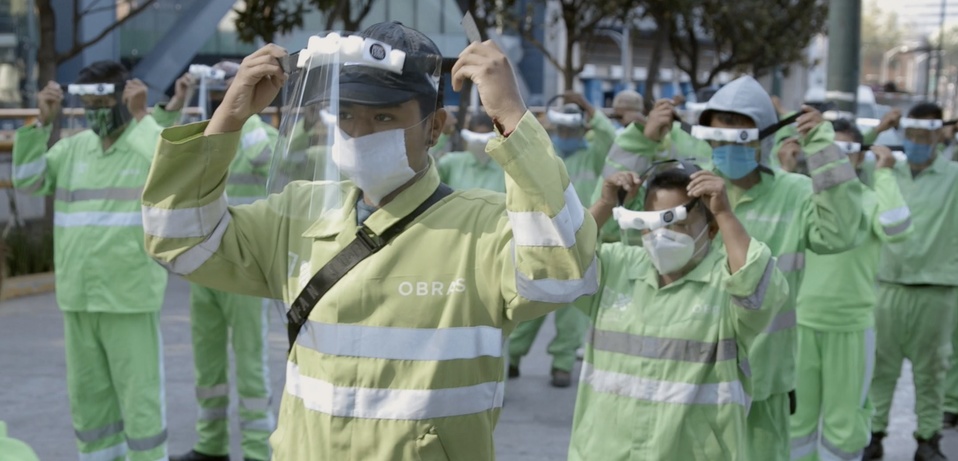 Las caretas son de lámina Pet-Melinex, material ligero que le permite a los trabajadores realizar sus actividades. Al final de su vida útil, pueden re