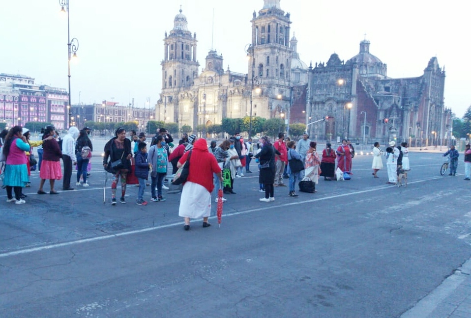 Comerciantes indígenas bloquean la avenida Plaza de la Constitución. | Jorge Becerril