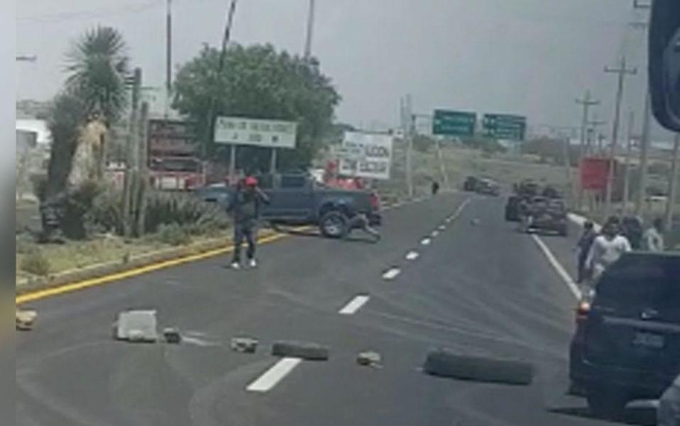 Detienen a 24 personas por destrozar una patrulla en Pachuca. (Cortesía)
