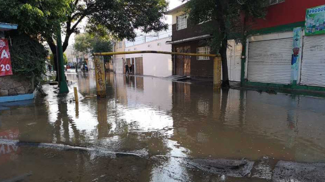 Fuga de agua inunda avenida Ticomán, en la GAM