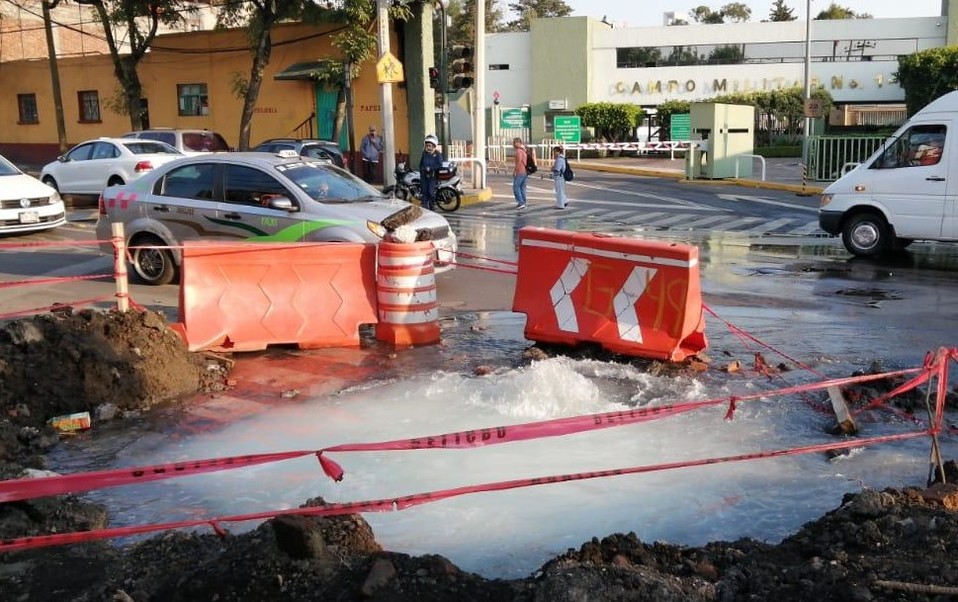 Fuga de agua inunda avenida Vasco de Quiroga. | Jorge Becerril